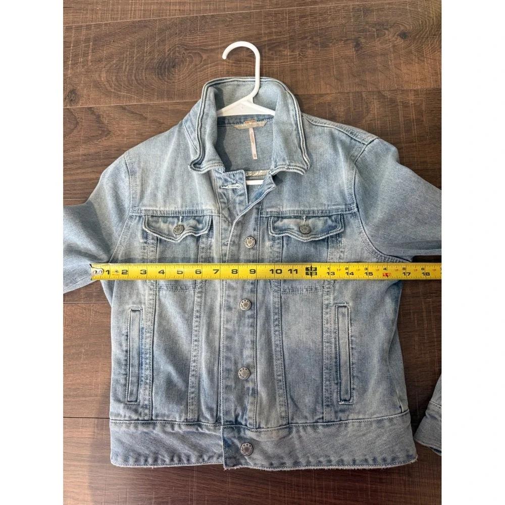 Free People Denim Jean Jacket Light Wash Distressed Button Front XS - Picture 6 of 7